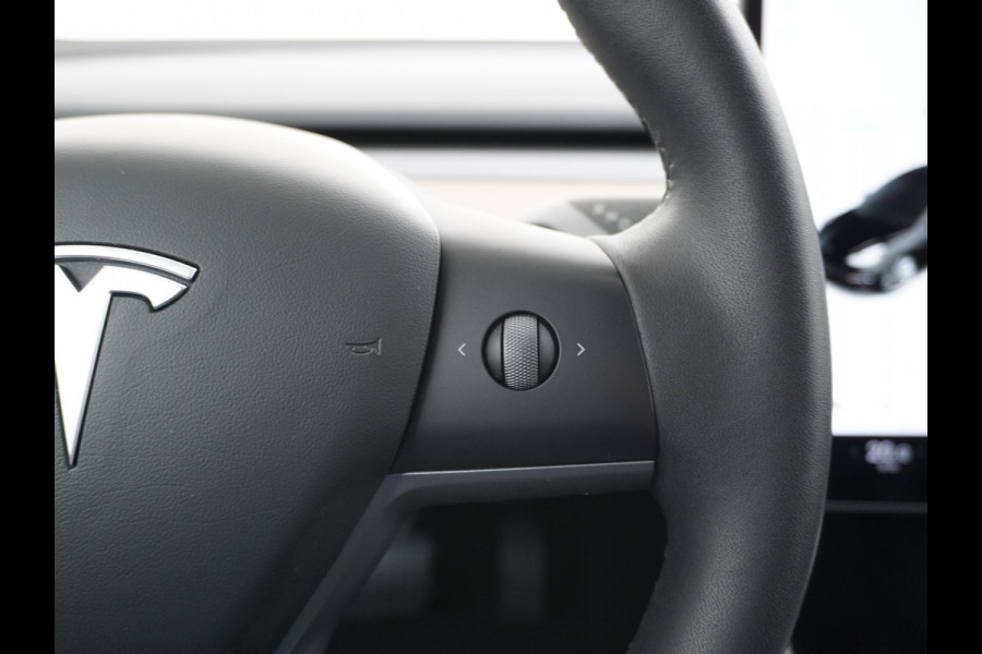 Tesla Model 3 RWD SR+ 60kWh 325PK Trekhaak Lmv 19" AutoPilot FSD-3 Comp. Premium Luidsprekers Leder PanoDak Adaptive-Cruise Camera's Elektr.-S Navi LED Comfortstoelen ACC DAB Voorverwarmen interieur en Keyless via App One-Pedal-Drive Origineel Nederlandse auto tot 11kw laden thuis! Garantie Accu tot 05-12-2027 max 160.000km 1.584kg licht! 1.000kg trekvermogen
