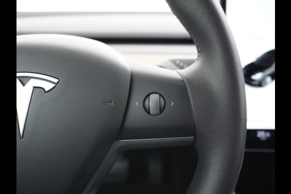 Tesla Model 3 RWD SR+ 60kWh 325PK Trekhaak Lmv 19" AutoPilot FSD-3 Comp. Premium Luidsprekers Leder PanoDak Adaptive-Cruise Camera's Elektr.-S Navi LED Comfortstoelen ACC DAB Voorverwarmen interieur en Keyless via App One-Pedal-Drive Origineel Nederlandse auto tot 11kw laden thuis! Garantie Accu tot 05-12-2027 max 160.000km 1.584kg licht! 1.000kg trekvermogen