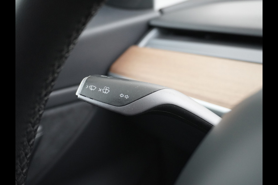 Tesla Model 3 RWD SR+ 60kWh 325PK Trekhaak Lmv 19" AutoPilot FSD-3 Comp. Premium Luidsprekers Leder PanoDak Adaptive-Cruise Camera's Elektr.-S Navi LED Comfortstoelen ACC DAB Voorverwarmen interieur en Keyless via App One-Pedal-Drive Origineel Nederlandse auto tot 11kw laden thuis! Garantie Accu tot 05-12-2027 max 160.000km 1.584kg licht! 1.000kg trekvermogen