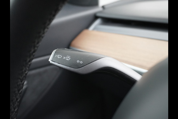 Tesla Model 3 RWD SR+ 60kWh 325PK Trekhaak Lmv 19" AutoPilot FSD-3 Comp. Premium Luidsprekers Leder PanoDak Adaptive-Cruise Camera's Elektr.-S Navi LED Comfortstoelen ACC DAB Voorverwarmen interieur en Keyless via App One-Pedal-Drive Origineel Nederlandse auto tot 11kw laden thuis! Garantie Accu tot 05-12-2027 max 160.000km 1.584kg licht! 1.000kg trekvermogen