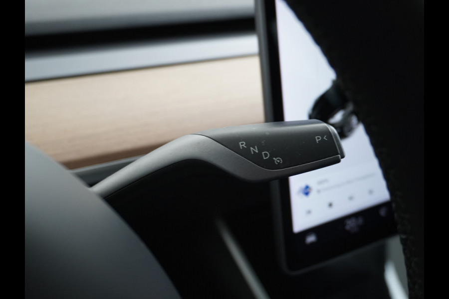Tesla Model 3 RWD SR+ 60kWh 325PK Trekhaak Lmv 19" AutoPilot FSD-3 Comp. Premium Luidsprekers Leder PanoDak Adaptive-Cruise Camera's Elektr.-S Navi LED Comfortstoelen ACC DAB Voorverwarmen interieur en Keyless via App One-Pedal-Drive Origineel Nederlandse auto tot 11kw laden thuis! Garantie Accu tot 05-12-2027 max 160.000km 1.584kg licht! 1.000kg trekvermogen