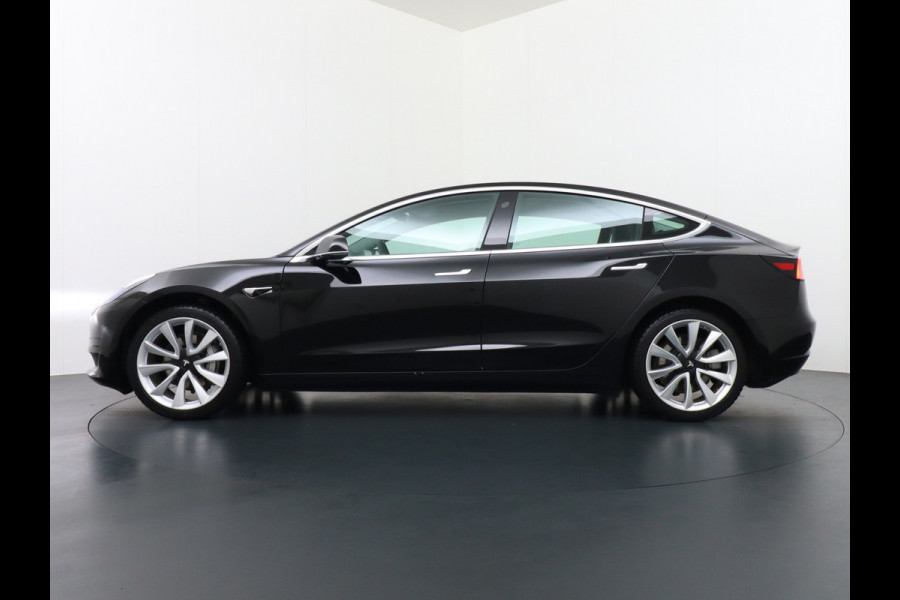 Tesla Model 3 RWD SR+ 60kWh 325PK Trekhaak Lmv 19" AutoPilot FSD-3 Comp. Premium Luidsprekers Leder PanoDak Adaptive-Cruise Camera's Elektr.-S Navi LED Comfortstoelen ACC DAB Voorverwarmen interieur en Keyless via App One-Pedal-Drive Origineel Nederlandse auto tot 11kw laden thuis! Garantie Accu tot 05-12-2027 max 160.000km 1.584kg licht! 1.000kg trekvermogen