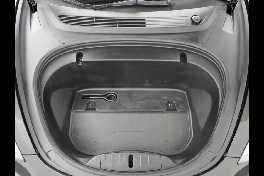 Tesla Model 3 RWD SR+ 60kWh 325PK Trekhaak Lmv 19" AutoPilot FSD-3 Comp. Premium Luidsprekers Leder PanoDak Adaptive-Cruise Camera's Elektr.-S Navi LED Comfortstoelen ACC DAB Voorverwarmen interieur en Keyless via App One-Pedal-Drive Origineel Nederlandse auto tot 11kw laden thuis! Garantie Accu tot 05-12-2027 max 160.000km 1.584kg licht! 1.000kg trekvermogen