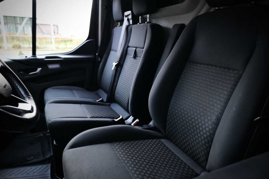 Ford Transit Custom 300 2.0 TDCI L2H1 Raptor Edition | 6.500 KM | BPM VRIJ | CarPlay | Lane Assist | DAB | Cruise control | PDC V+A | 3-Zitter | Betimmering | Nieuwe APK | Fabrieksgarantie