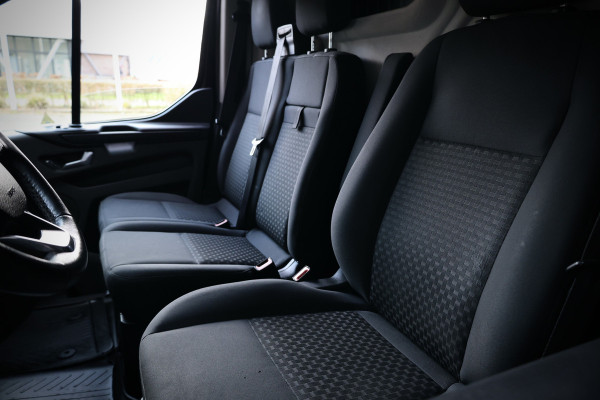 Ford Transit Custom 300 2.0 TDCI L2H1 Raptor Edition | 6.500 KM | BPM VRIJ | CarPlay | Lane Assist | DAB | Cruise control | PDC V+A | 3-Zitter | Betimmering | Nieuwe APK | Fabrieksgarantie