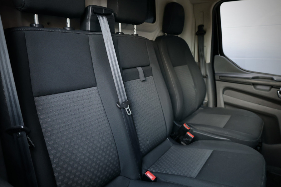 Ford Transit Custom 300 2.0 TDCI L2H1 Raptor Edition | 6.500 KM | BPM VRIJ | CarPlay | Lane Assist | DAB | Cruise control | PDC V+A | 3-Zitter | Betimmering | Nieuwe APK | Fabrieksgarantie