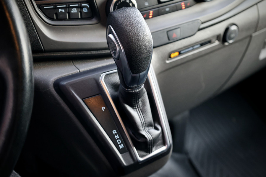 Ford Transit Custom 300 2.0 TDCI L2H1 Raptor Edition | 6.500 KM | BPM VRIJ | CarPlay | Lane Assist | DAB | Cruise control | PDC V+A | 3-Zitter | Betimmering | Nieuwe APK | Fabrieksgarantie
