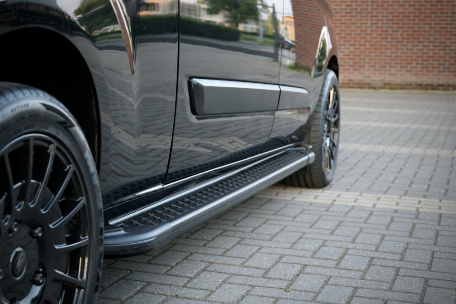 Ford Transit Custom 300 2.0 TDCI L2H1 Raptor Edition | 6.500 KM | BPM VRIJ | CarPlay | Lane Assist | DAB | Cruise control | PDC V+A | 3-Zitter | Betimmering | Nieuwe APK | Fabrieksgarantie