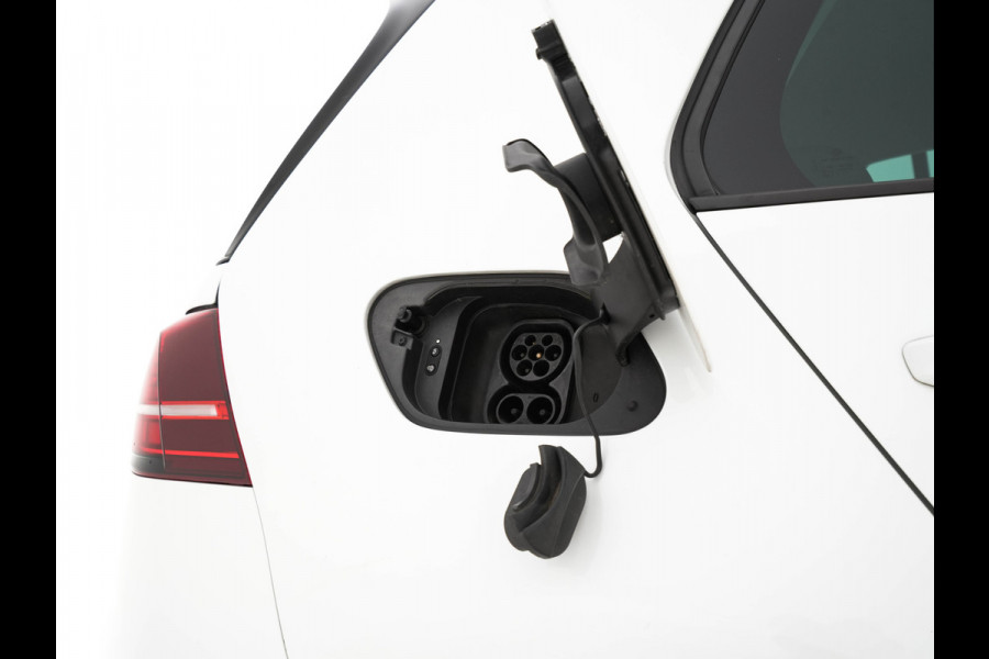 Volkswagen e-Golf E-DITION (INCL-BTW) *VIENNA-FULL-LEATHER | DIGI-COCKPIT | FULL-LED | ADAPTIVE-CRUISE | DYNAUDIO | NAVI-FULLMAP | CAMERA | DAB+ | SPORT-SEATS | HEATED-SEATS | CCS-FASTLOADER | ECC | PDC | 18''ALU*