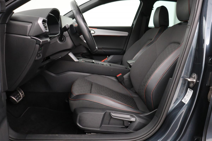 Seat Leon 1.5 eTSI FR Intense | Adaptive cruise | Carplay | Sportstoelen | Full LED | Navigatie | Climate control | Parkeerhulp | Dodehoek detectie