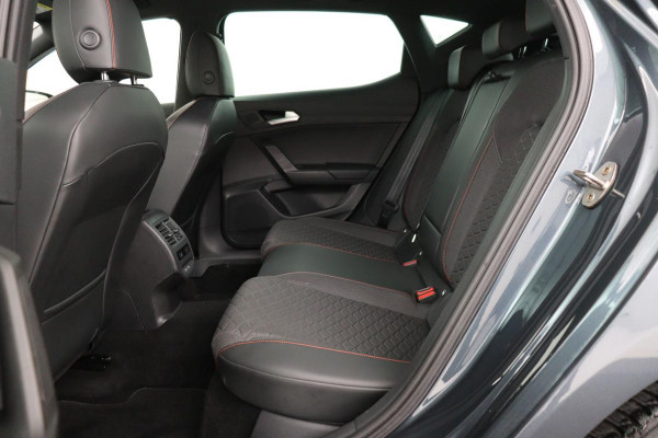 Seat Leon 1.5 eTSI FR Intense | Adaptive cruise | Carplay | Sportstoelen | Full LED | Navigatie | Climate control | Parkeerhulp | Dodehoek detectie