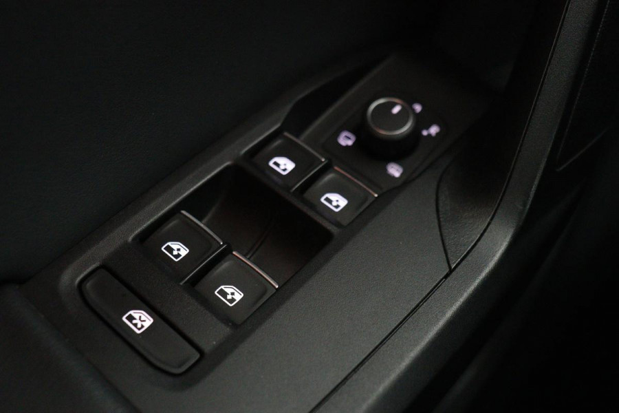 Seat Leon 1.5 eTSI FR Intense | Adaptive cruise | Carplay | Sportstoelen | Full LED | Navigatie | Climate control | Parkeerhulp | Dodehoek detectie