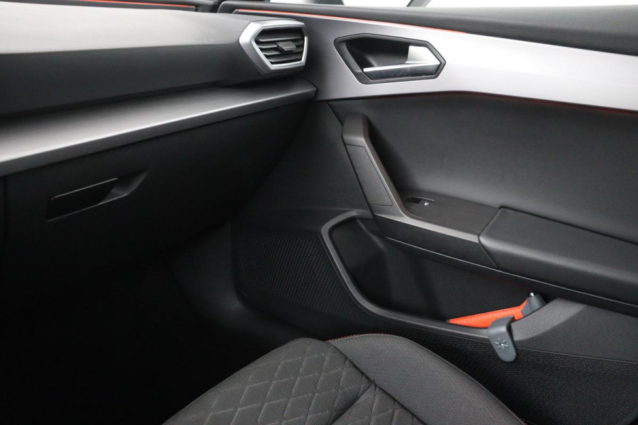 Seat Leon 1.5 eTSI FR Intense | Adaptive cruise | Carplay | Sportstoelen | Full LED | Navigatie | Climate control | Parkeerhulp | Dodehoek detectie