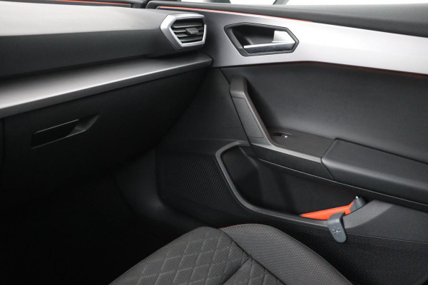 Seat Leon 1.5 eTSI FR Intense | Adaptive cruise | Carplay | Sportstoelen | Full LED | Navigatie | Climate control | Parkeerhulp | Dodehoek detectie
