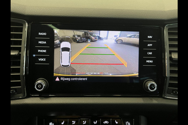 Škoda Kodiaq 1.5 TSI Business Edition 7p. Panoramadak Trekhaak Navigatie Carplay Adaptive Cruise Control Camera Parkeersensoren Blind Spot Assist Virtual Cockpit Stoelverwarming Climate Control