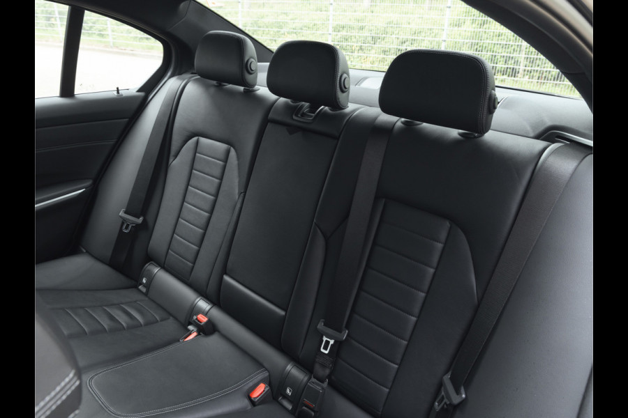 BMW 3-serie 320i Luxury Line - High Executive - Sportstoelen - Stoelverwarming