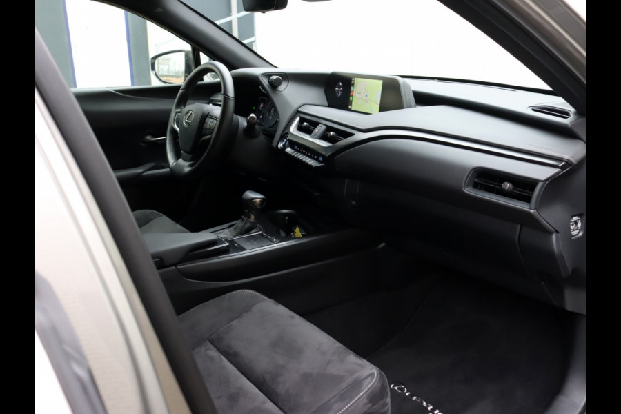 Lexus UX 250h Preference Line | Stoelverwarming | Parkeersensoren | Trekh