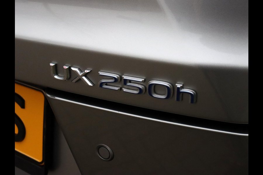 Lexus UX 250h Preference Line | Stoelverwarming | Parkeersensoren | Trekh