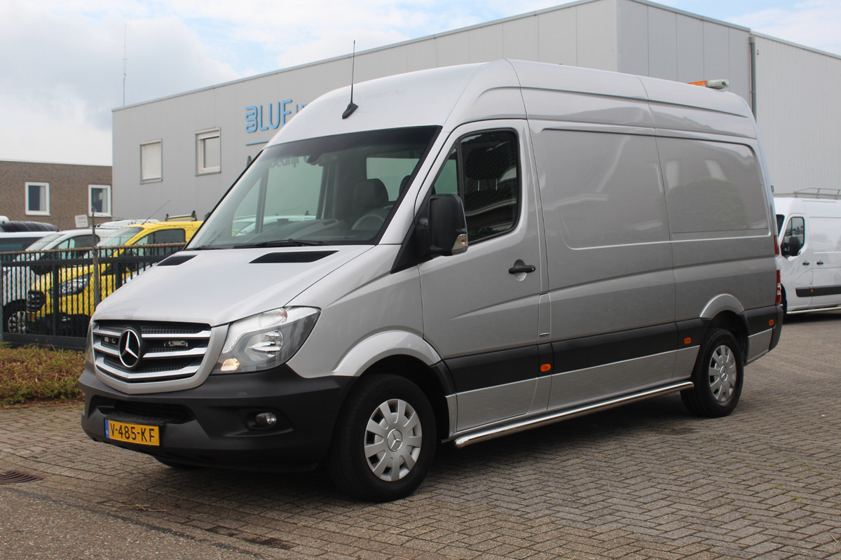 Mercedes-Benz Sprinter 319 3.0 CDI V6 Euro6 L2H2 7G-Tronic ✓ 1e eigenaar ✓ servicebus / werkplaats ✓ airco ✓ trekhaak Mercedes-Benz Sprinter 319 3.0 CDI V6 Euro6 L2H2 7G-Tronic ✓ 1e eigenaar ✓ servicebus / werkplaats ✓ airco ✓ trekhaak
