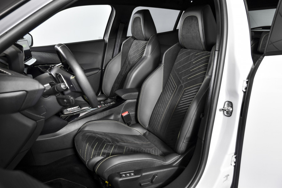 Peugeot 2008 1.2 PureTech 130 PK GT - Automaat | Dig. Cockpit | Adapt. Cruise | Elek. stoel | Stoelverw. | PDC | Camera | NAV + App. Connect | ECC | LM 17" | 6663