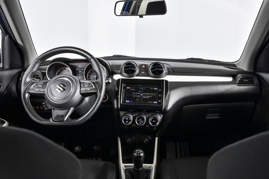 Suzuki Swift 1.0 Stijl 115 PK Smart Hybrid | Adapt. Cruise |Stoelverw. | Camera | NAV + App. Connect | ECC | Afn. Trekhaak | LM 16" |
