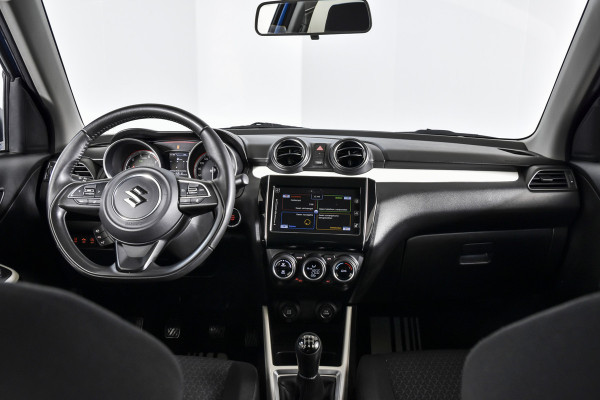 Suzuki Swift 1.0 Stijl 115 PK Smart Hybrid | Adapt. Cruise |Stoelverw. | Camera | NAV + App. Connect | ECC | Afn. Trekhaak | LM 16" |