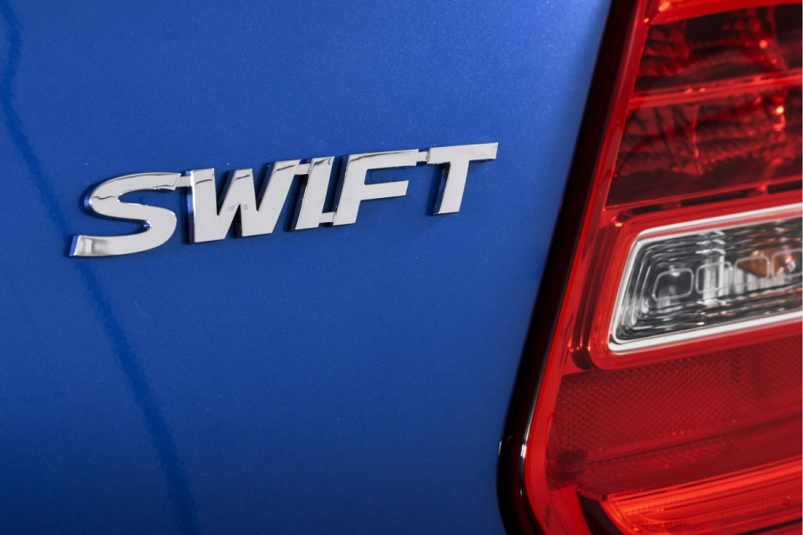 Suzuki Swift 1.0 Stijl 115 PK Smart Hybrid | Adapt. Cruise |Stoelverw. | Camera | NAV + App. Connect | ECC | Afn. Trekhaak | LM 16" |
