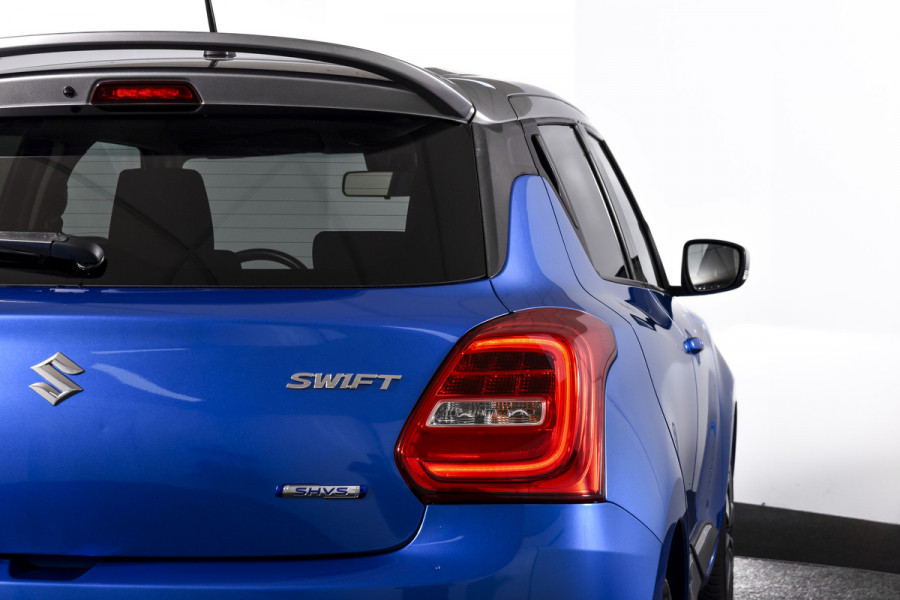 Suzuki Swift 1.0 Stijl 115 PK Smart Hybrid | Adapt. Cruise |Stoelverw. | Camera | NAV + App. Connect | ECC | Afn. Trekhaak | LM 16" |