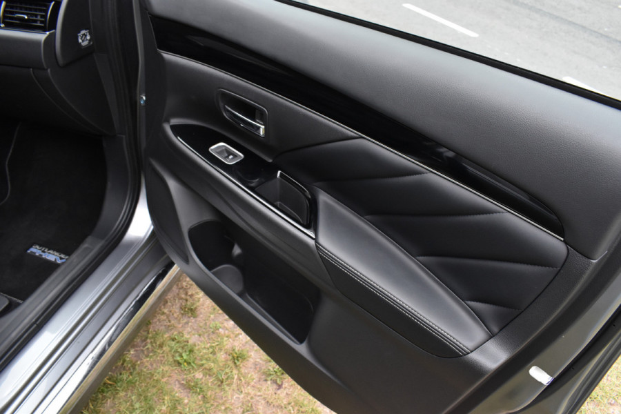 Mitsubishi Outlander 2.4 PHEV Navi/Alcantara-Leder/Camera/Pdc/Standkachel/Trekhaak/Etc.!
