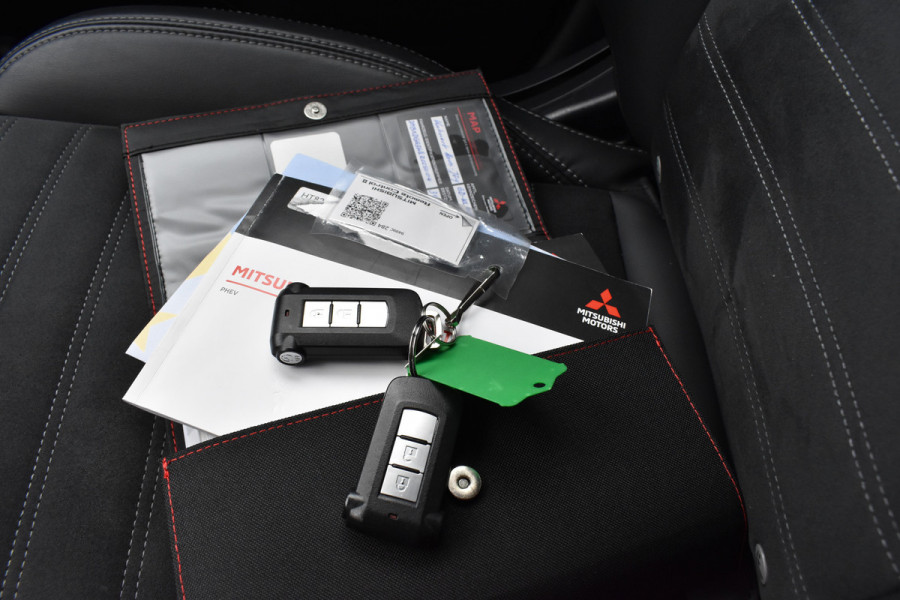 Mitsubishi Outlander 2.4 PHEV Navi/Alcantara-Leder/Camera/Pdc/Standkachel/Trekhaak/Etc.!