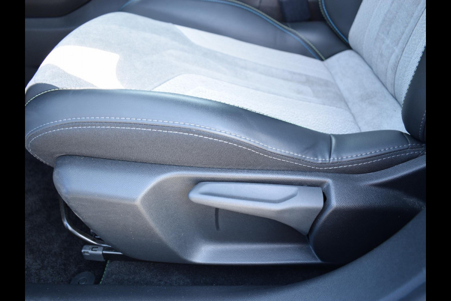 Peugeot 208 1.2 PureTech GT Pack PANORAMADAK | AUTOMAAT | NAVIGATIE / CARPLAY | ACHTERUITRIJCAMERA MET SENSOREN |