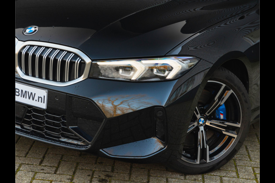 BMW 3 Serie Touring 330i M-Sport - Trekhaak - ACC - Hifi - Camera - M Sport Remmen Blauw
