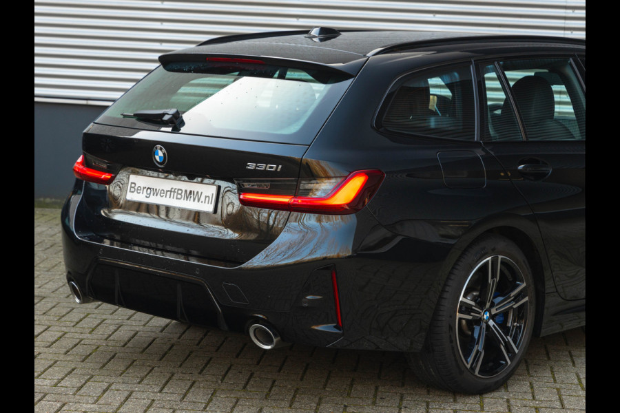 BMW 3 Serie Touring 330i M-Sport - Trekhaak - ACC - Hifi - Camera - M Sport Remmen Blauw