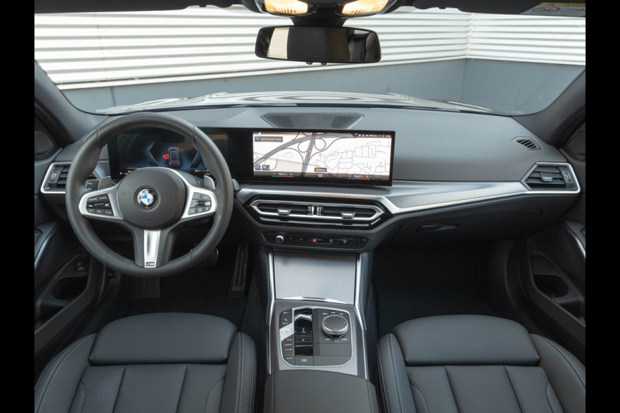 BMW 3 Serie Touring 330i M-Sport - Trekhaak - ACC - Hifi - Camera - M Sport Remmen Blauw