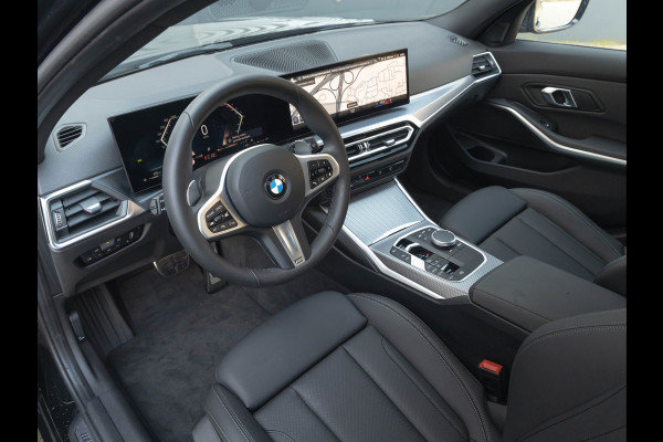 BMW 3 Serie Touring 330i M-Sport - Trekhaak - ACC - Hifi - Camera - M Sport Remmen Blauw
