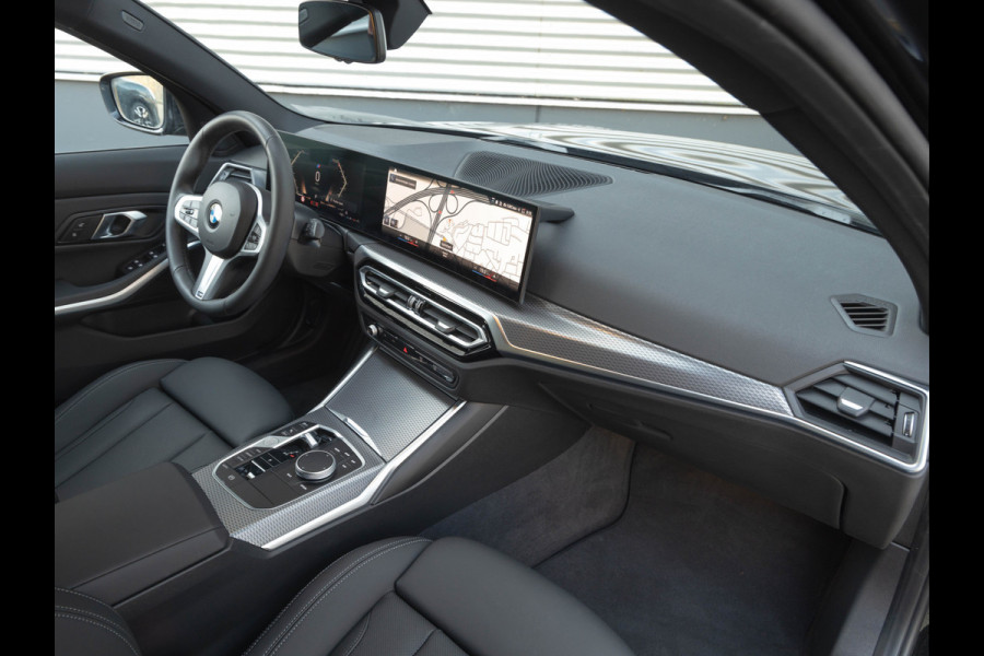 BMW 3 Serie Touring 330i M-Sport - Trekhaak - ACC - Hifi - Camera - M Sport Remmen Blauw