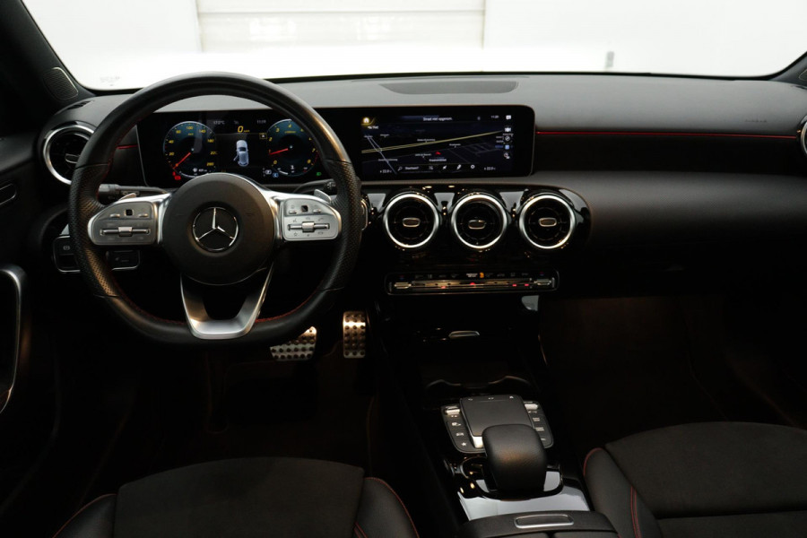 Mercedes-Benz A-Klasse 180 Business Solution AMG Night Upgrade Automaat (PANORAMADAK, STOELVERWARMING, CAMERA, 1e EIGENAAR)