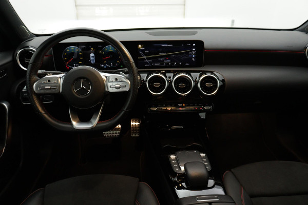 Mercedes-Benz A-Klasse 180 Business Solution AMG Night Upgrade Automaat (PANORAMADAK, STOELVERWARMING, CAMERA, 1e EIGENAAR)