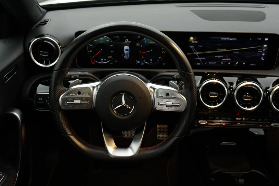 Mercedes-Benz A-Klasse 180 Business Solution AMG Night Upgrade Automaat (PANORAMADAK, STOELVERWARMING, CAMERA, 1e EIGENAAR)