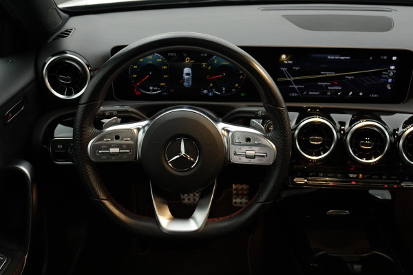 Mercedes-Benz A-Klasse 180 Business Solution AMG Night Upgrade Automaat (PANORAMADAK, STOELVERWARMING, CAMERA, 1e EIGENAAR)