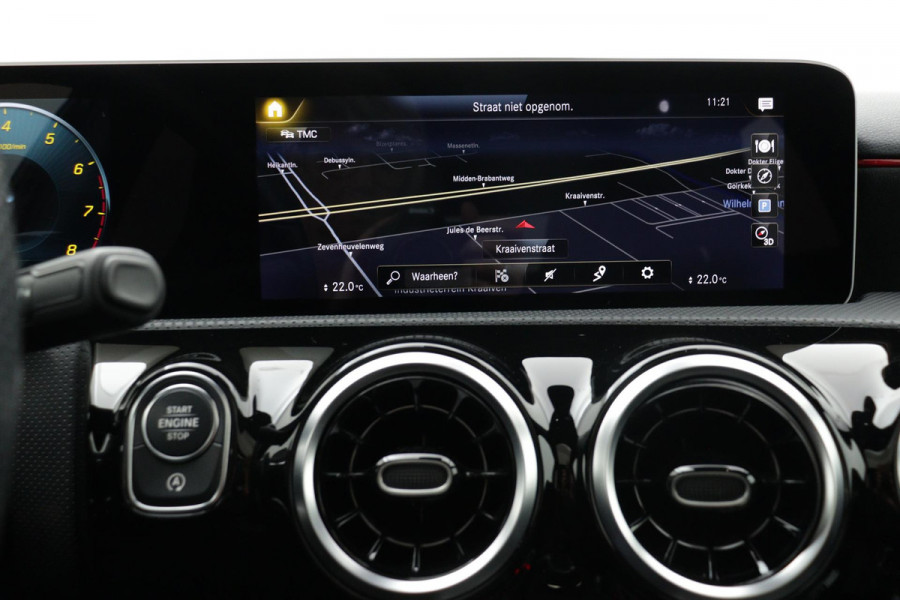 Mercedes-Benz A-Klasse 180 Business Solution AMG Night Upgrade Automaat (PANORAMADAK, STOELVERWARMING, CAMERA, 1e EIGENAAR)