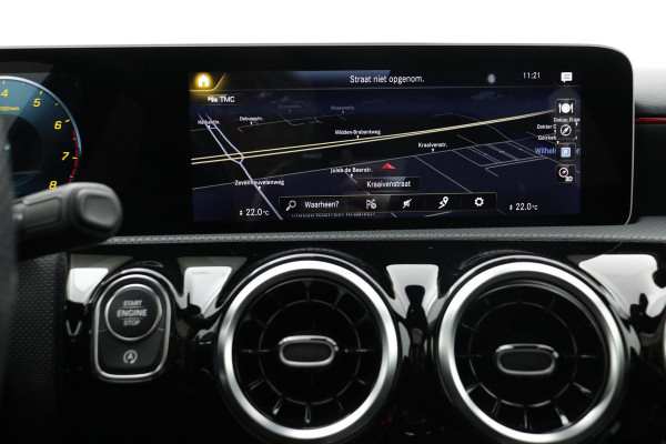 Mercedes-Benz A-Klasse 180 Business Solution AMG Night Upgrade Automaat (PANORAMADAK, STOELVERWARMING, CAMERA, 1e EIGENAAR)
