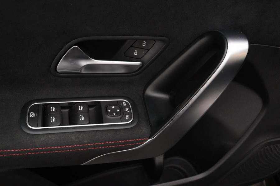 Mercedes-Benz A-Klasse 180 Business Solution AMG Night Upgrade Automaat (PANORAMADAK, STOELVERWARMING, CAMERA, 1e EIGENAAR)