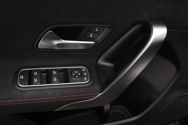 Mercedes-Benz A-Klasse 180 Business Solution AMG Night Upgrade Automaat (PANORAMADAK, STOELVERWARMING, CAMERA, 1e EIGENAAR)