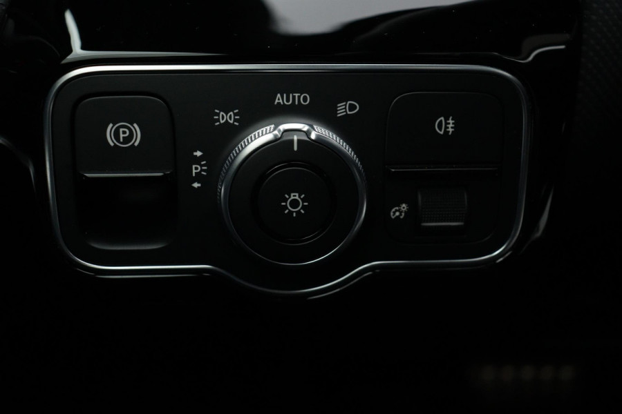 Mercedes-Benz A-Klasse 180 Business Solution AMG Night Upgrade Automaat (PANORAMADAK, STOELVERWARMING, CAMERA, 1e EIGENAAR)