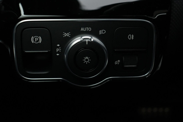 Mercedes-Benz A-Klasse 180 Business Solution AMG Night Upgrade Automaat (PANORAMADAK, STOELVERWARMING, CAMERA, 1e EIGENAAR)