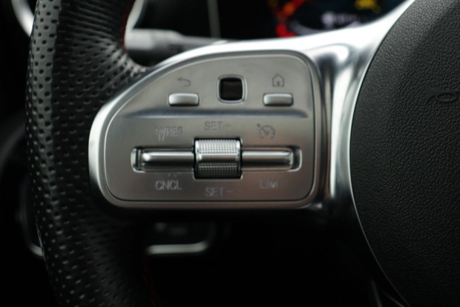 Mercedes-Benz A-Klasse 180 Business Solution AMG Night Upgrade Automaat (PANORAMADAK, STOELVERWARMING, CAMERA, 1e EIGENAAR)