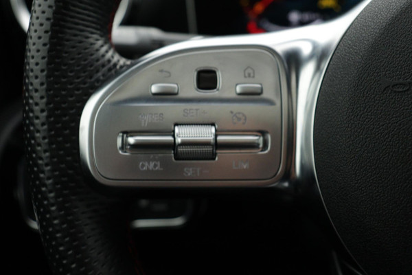 Mercedes-Benz A-Klasse 180 Business Solution AMG Night Upgrade Automaat (PANORAMADAK, STOELVERWARMING, CAMERA, 1e EIGENAAR)