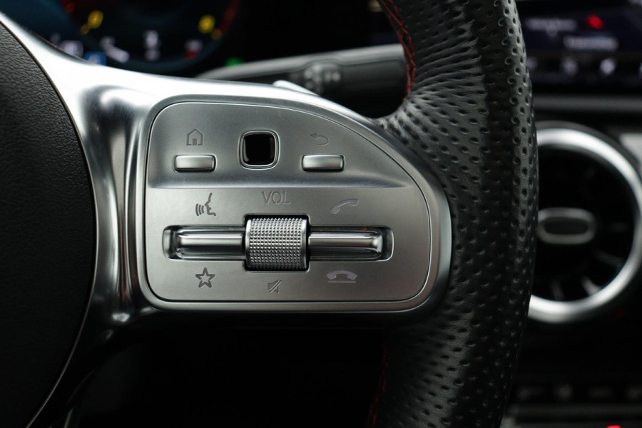 Mercedes-Benz A-Klasse 180 Business Solution AMG Night Upgrade Automaat (PANORAMADAK, STOELVERWARMING, CAMERA, 1e EIGENAAR)