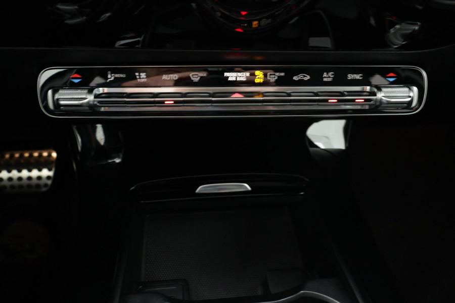 Mercedes-Benz A-Klasse 180 Business Solution AMG Night Upgrade Automaat (PANORAMADAK, STOELVERWARMING, CAMERA, 1e EIGENAAR)